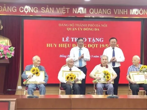 Phó Chủ tịch Thường trực UBND Thành phố Lê Hồng Sơn trao Huy hiệu Đảng tại quận Đống Đa
