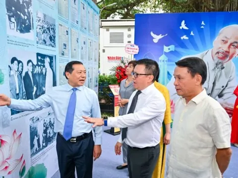 Báo Nhân Dân khai mạc triển lãm và ra mắt ấn phẩm đặc biệt kỷ niệm 135 năm Ngày sinh Chủ tịch Hồ Chí Minh