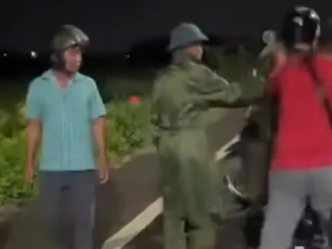 Nam thanh niên đưa người yêu nhí đi chơi và cái kết