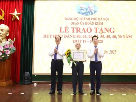 Quận Hoàn Kiếm: Trao Huy hiệu Đảng cho 214 đảng viên nhân kỷ niệm Ngày sinh Chủ tịch Hồ Chí Minh 19/5