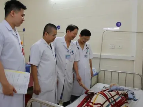 Khám cho cụ bà 95 tuổi, bác sĩ bất ngờ phát hiện cành cây trong lồng ngực