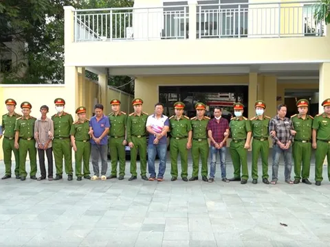Lộ diện thêm cán bộ hải quan trong đường dây buôn lậu xăng dầu núp bóng "tạm nhập tái xuất"