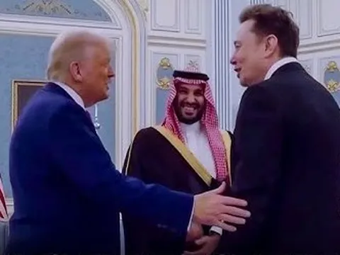 Khoảnh khắc ông Trump giới thiệu người giàu có hơn cả Thái tử Ả Rập Xê-út