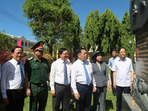Bình Định dâng hoa kỷ niệm tại di tích Địa điểm 300 ngày chuyển quân tập kết ra Bắc