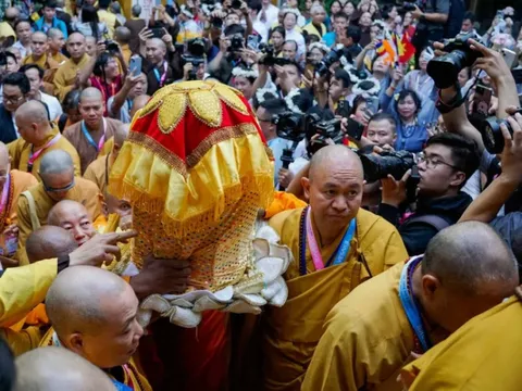 Xá lợi Đức Phật được cung rước về chùa Quán Sứ