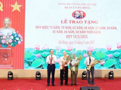 Phó Bí thư Thành ủy, Chủ tịch HĐND thành phố Hà Nội Nguyễn Ngọc Tuấn trao huy hiệu Đảng ở Hà Đông