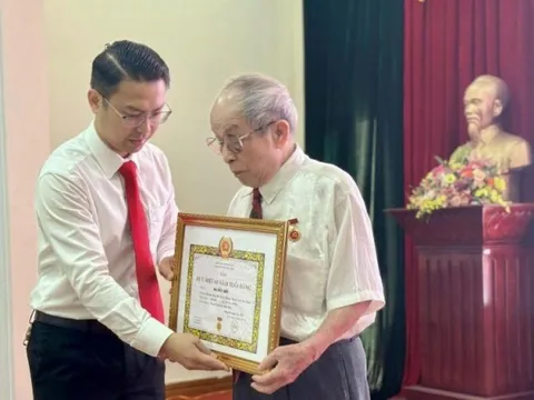 Phường Yên Phụ: Trao Huy hiệu Đảng và nhìn lại chặng đường 10 năm học Bác