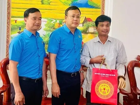 Chủ tịch LĐLĐ thành phố Hà Nội thăm, tặng quà công nhân bị tai nạn lao động