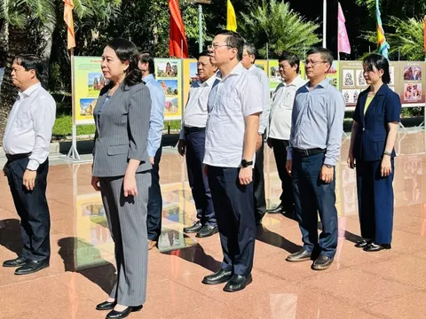 Phó Chủ tịch nước Võ Thị Ánh Xuân dâng hoa, dâng hương tại khu tưởng niệm cụ Nguyễn Sinh Sắc