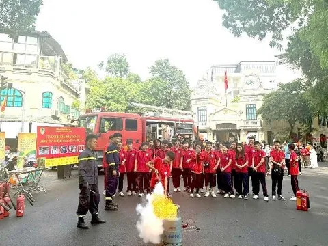 Hà Nội: Tuyên truyền kiến thức phòng cháy chữa cháy tại phố đi bộ hồ Hoàn Kiếm