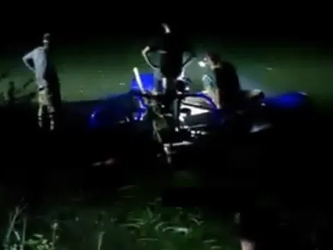 Phát hiện khúc gỗ tiền tỷ dưới lòng suối khi đi bắt cá, lén lút khai quật trong đêm thì bị phát hiện