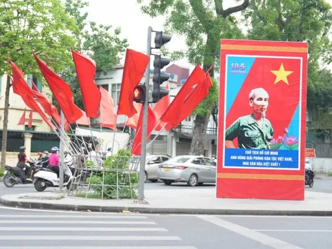 Phố phường Hà Nội rực rỡ cờ hoa kỷ niệm 135 năm Ngày sinh Chủ tịch Hồ Chí Minh