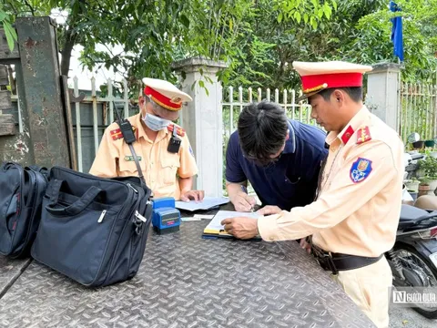 Một giờ chốt chặn gần trường học, phát hiện hàng loạt học sinh lái xe máy vi phạm