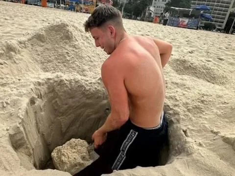 Đào hố cát trên biển, người đàn ông suýt mất mạng vì sự cố kinh hoàng