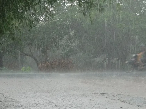 Mưa cường suất lớn ở miền Bắc, cảnh báo thời tiết nguy hiểm