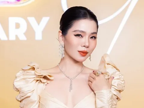 Vóc dáng mảnh mai quyến rũ của Lệ Quyên ở tuổi 44