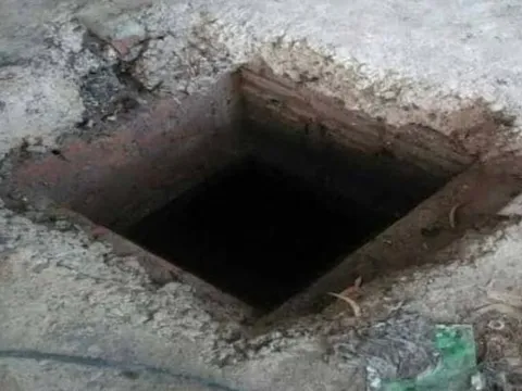 Người đàn ông chết đuối khi cố cứu bé gái rơi xuống cống