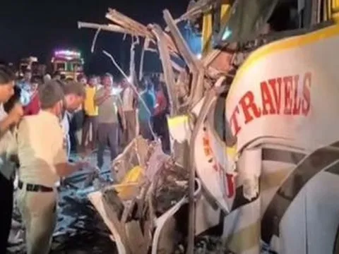 Xe buýt tông vào đuôi xe tải chở xi măng, 4 người tử vong