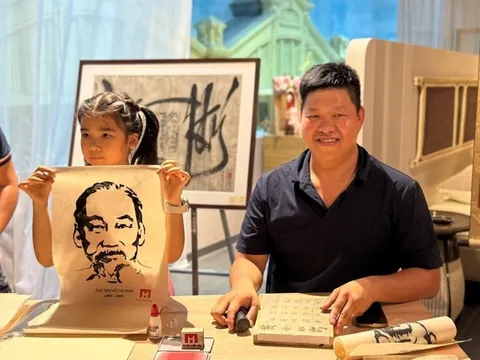 Tôn vinh di sản thơ Chủ tịch Hồ Chí Minh qua thư họa