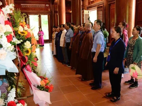 Đoàn Mặt trận Tổ quốc TP Hà Nội tri ân quê Bác, trao quà học sinh khó khăn