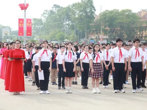 Học sinh giỏi tiêu biểu của Thủ đô Hà Nội báo công dâng Bác