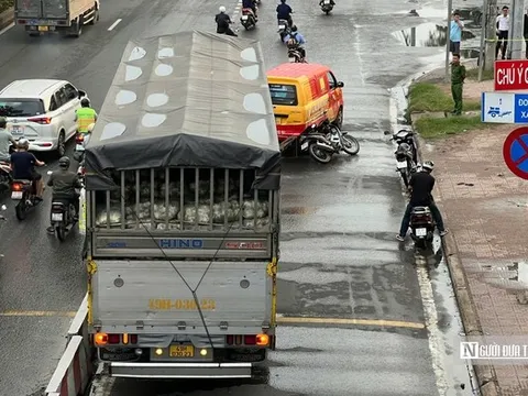Xe tải va chạm với xe máy trước chợ đầu mối Thủ Đức, 2 người tử vong