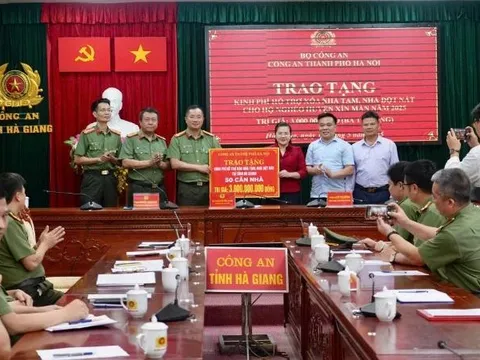 Công an Hà Nội trao tặng 3 tỷ đồng hỗ trợ tỉnh Hà Giang xoá nhà tạm, nhà dột nát