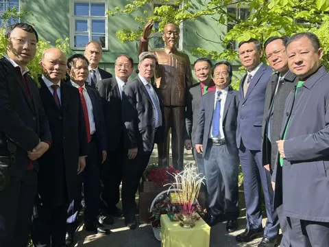 An vị tượng Chủ Tịch Hồ Chí Minh tại khuôn viên trường Đại học Quốc gia Saint Petersburg (Nga)