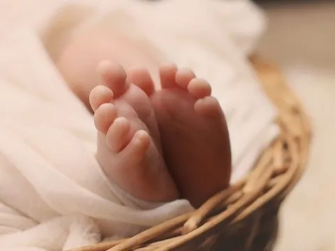 Cha say rượu nằm ngủ đè con gái 28 ngày tuổi tử vong vì ngạt thở