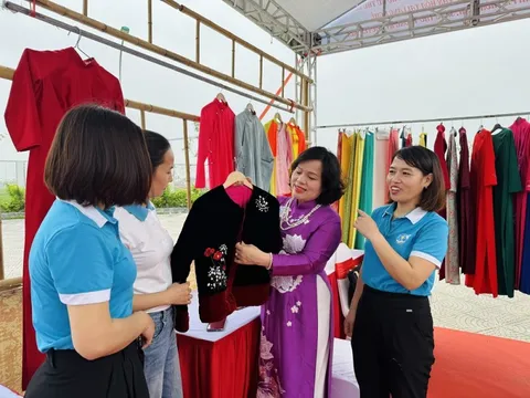 Làng nghề may áo dài Trạch Xá mong tăng cường kết nối thị trường để phát triển nghề