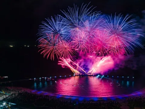 Show diễn jetski bắn pháo hoa tại Cát Bà vượt qua vòng thẩm định Guinness, xác lập hai kỷ lục thế giới trên biển
