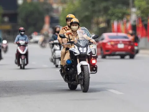 Hành động đẹp của Cảnh sát giao thông Hà Nội khi làm nhiệm vụ