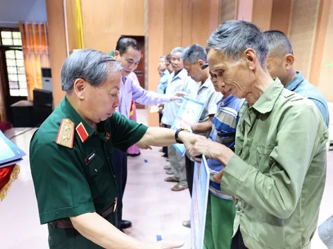 Trao sinh kế cho nạn nhân bom mìn, tiếp sức học sinh nghèo tại Hà Tĩnh