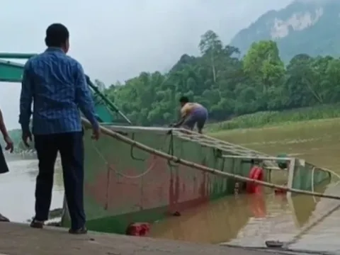 Đò chở 10 học sinh bị lật trên sông Mã