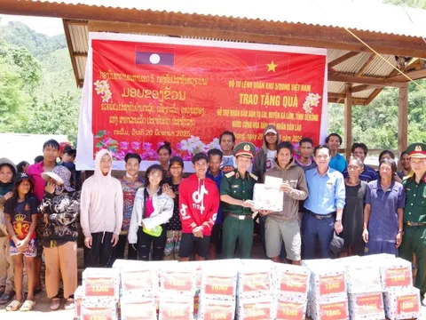 Quân khu 5 thăm, tặng quà bà con bị hỏa hoạn tại bản Tà Lụi (Lào)