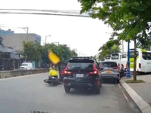 Tài xế ô tô mở cửa xe gây tai nạn, còn đòi nạn nhân bồi thường 3 triệu đồng