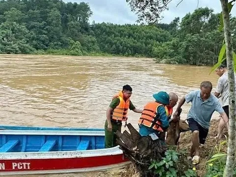 Hà Tĩnh: Bị nước lũ bủa vây, người đàn ông may mắn được cứu