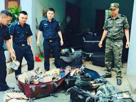 Thu giữ hơn 2,5 tấn xúc xích, lạp xưởng, trứng non nhập lậu