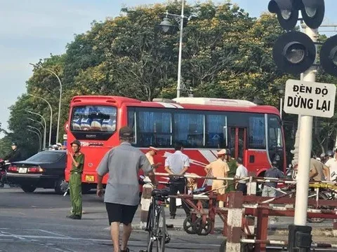 Va chạm giữa xe máy và ô tô khách, 4 mẹ con thương vong