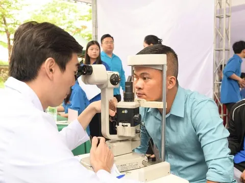 Hơn 1.000 thanh niên công nhân Nghệ An được khám, phát thuốc miễn phí