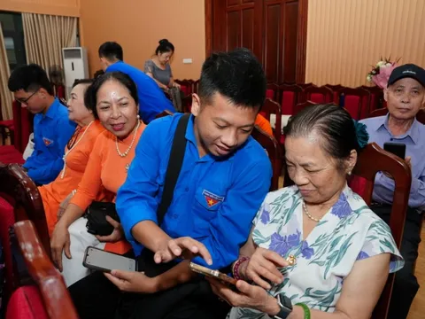 Người cao tuổi quận Tây Hồ làm chủ công nghệ với “Bình dân học vụ số“