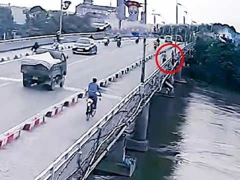 Cô giáo lao xuống dòng nước chảy xiết cứu nữ sinh lớp 12 nhảy cầu