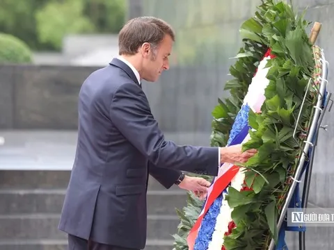Tổng thống Pháp Macron vào Lăng viếng Chủ tịch Hồ Chí Minh