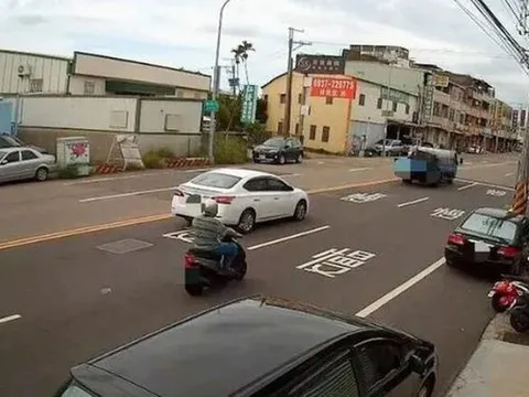 Đang đi cùng con trai, cụ bà sốc nặng khi phát hiện cọc tiền lớn trên đường