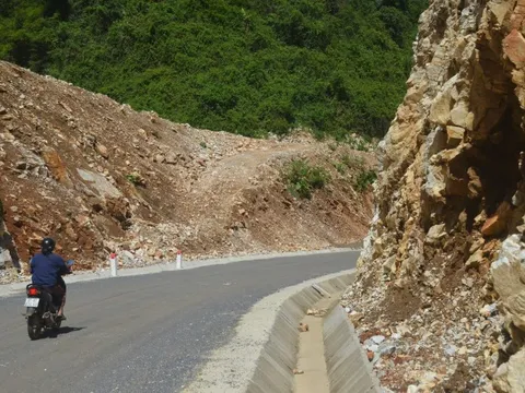Nghệ An "phá đá, xuyên đường" tạo động lực cho vùng miền núi phát triển