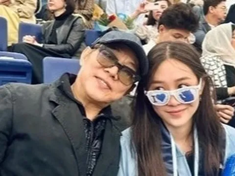 Ngôi sao võ thuật Lý Liên Kiệt rạng rỡ khoe con gái út tốt nghiệp đại học