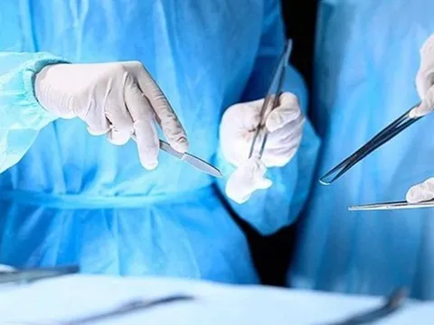 Từ nốt ruồi nhỏ trên mặt, 3 năm không để ý giòi làm tổ trên mặt cụ bà 88 tuổi