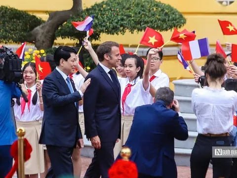 Lễ đón trọng thể Tổng thống Pháp Emmanuel Macron
