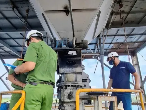 Vụ nghi ngộ độc khí tại nhà máy gạch: Mất chồng, người mẹ 5 con rơi vào cảnh khốn cùng