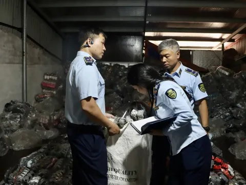 Hà Nội: Phát hiện xưởng sản xuất hàng chục nghìn đôi tất giả tại La Phù